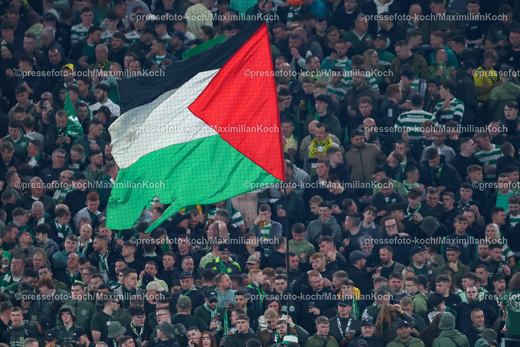 BVB01102401096 | 01.10.2024, Fußball, UEFA Champions League, Borussia Dortmund - Celtic Glasgow, 2. Spieltag, Signal Iduna Park, Saison 2024 2025: Flaggen Pro-Palästina Proteste im Gästeblock Flagge Fahne