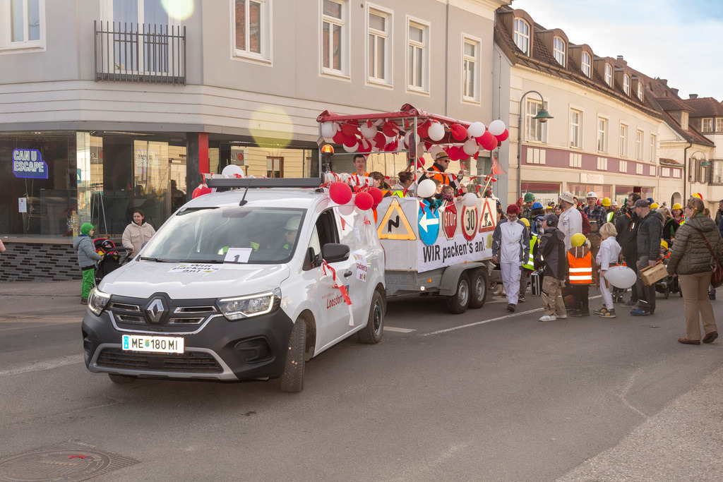 Umzug2025-137_9781 | Fotostrecke: FASCHINGSUMZUG 2025 in Loosdorf. 22 Masken(gruppen)-Teilnehmer: Loosdorfer Vereine, Wirtschaftstreibende, Gemeindeabordnungen sowie Kreditinstitute. rund 700 Besucher entlang der Hauptstrasse. Veranstaltungs-Sicherung durch Mannschaft der FF-Loosdorf mit schwerem Gerät. Maskenprämierung am EKZ-Platz durch Bgm. Thomas Vasku in den Kategorien: Bester Festwagen (Fa. gkonzept-Groissenberger; Beste Personengruppe-ASK-Loosdorf; Beste Einzelperson; Weiteste Anreise-FF Schollach;