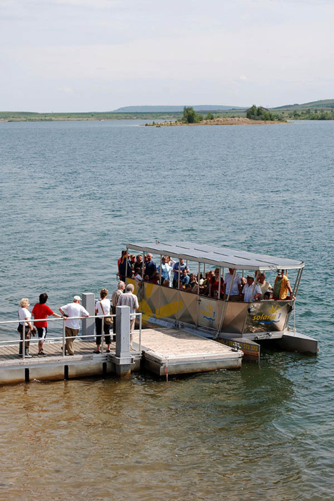 Foto: Leipzig - Markkleeberger See - Solarboot Solaria 1 | Das Team hinter BILDLEXIKON LEIPZIG bündelt historische wie aktuelle Informationen über die Stadt Leipzig in Text und Bild auf einer Plattform und stellt diese der interessierten Öffentlichkeit zur Verfügung.