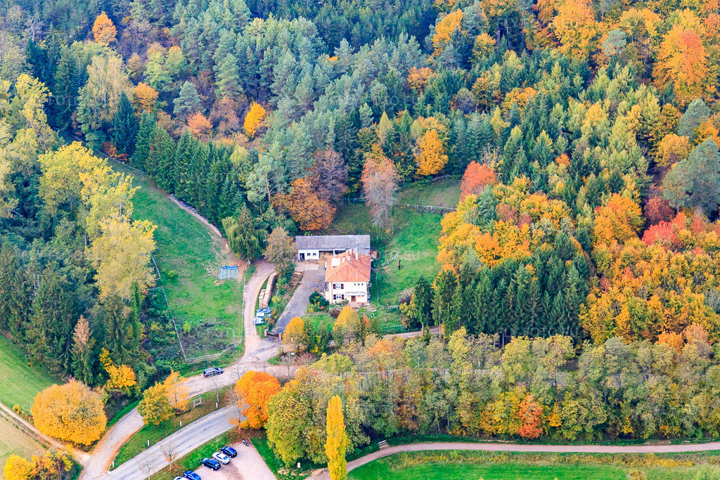 Vue aérienne: Parking au Plan d'Eau de Wolfartshoffen à Reichshoffen dans le département Bas Rhin, France – .Photo: IMG_084872.jpg prise le 24/10/2015 par Werner Riehm/FLY-FOTO.eu – Résolution de l'original: 5045 x 3363 px