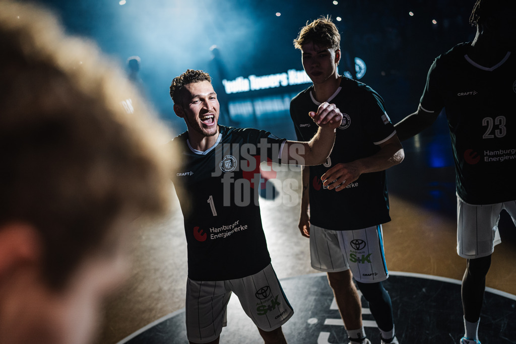 Basketball | Männer | Saison 2024/2025 | easyCredit Basketball Bundesliga | 18. Spieltag | Veolia Towers Hamburg vs. FIT/One Würzburg Baskets | 26.01.2025 | Brae Ivey (#1, Veolia Towers Hamburg) beim Einlauf