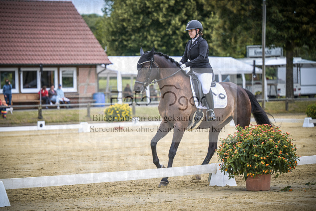 DOS_6674 | Entdecke hochwertige Reitturnierfotos von Foto Oger. Professionell, emotional und authentisch – jetzt Lieblingsmomente im Shop bestellen.Deutschlandweite Turnierfotografie. - Realisiert mit Pictrs.com