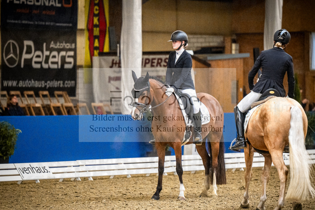 DOS_2096 | Entdecke hochwertige Reitturnierfotos von Foto Oger. Professionell, emotional und authentisch – jetzt Lieblingsmomente im Shop bestellen.Deutschlandweite Turnierfotografie. - Realisiert mit Pictrs.com
