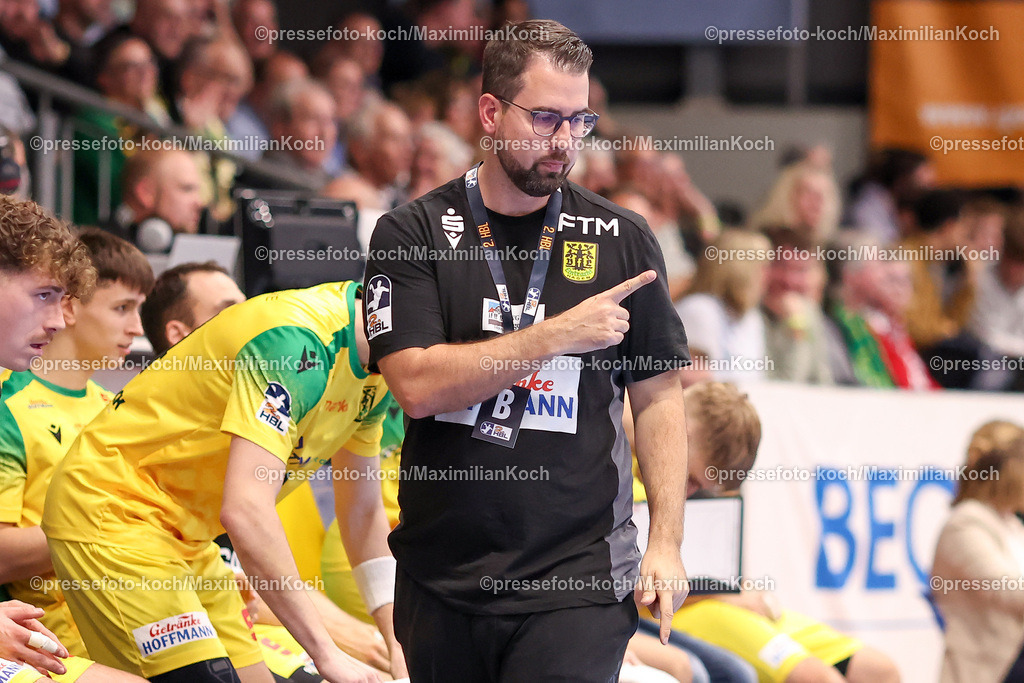 Hag02102401064 | 02.10.2024, Handball, 2.Runde DHB-Pokal, Ischelandhalle, VfL Eintracht Hagen - Rhein-Neckar Löwen: Trainer Stefan Neff (Hagen)