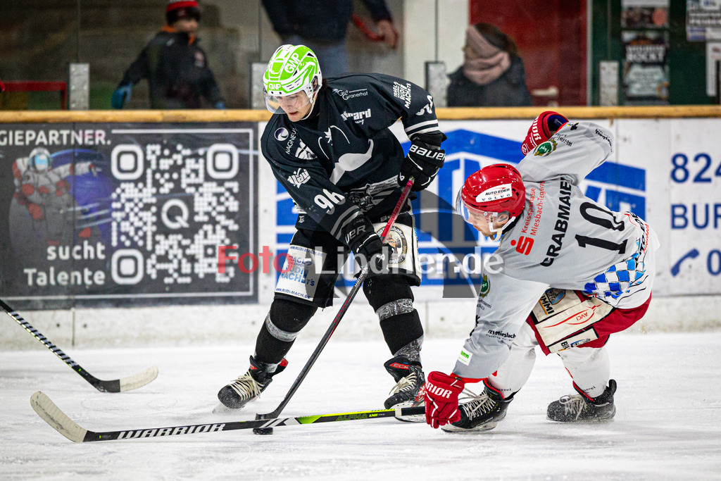 TSV Peißenberg MINERS gegen TEV Miesbach | Eishockey Bayernliga Herren Vorrunde 2024/25, TSV Peißenberg MINERS gegen TEV Miesbach, 20241201,Zweikampf zwischen Lynnden PASTACHAK (MINERS 96) und Michael GRABMAIER (TEVM 10),2024-12-01 in Peißenberg (Eisstadion Peißenberg)Lynnden PASTACHAK (MINERS 96), Michael GRABMAIER (TEVM 10)Copyright: WolfgangxLindner