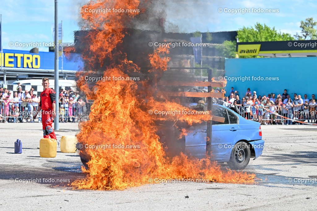 Linz_ Autostunt_ Monstertruck_ Show_ 20.05.2024-34 | 20.05.2024, Linz, AUT, Stuntshow, im Bild Linz, Autostunt, Monstertruck, Show, Schrottauto, Stuntman, Motor, Artistik, Ueberschlag, Feuershow, Zuschauer