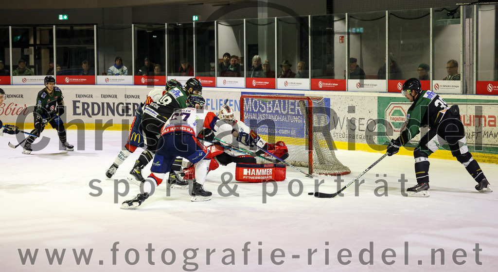 2023-02-19_124_TSV_Erding_gegen_VfE_Ulm-Neu-Ulm | Erding, Deutschland, 19.02.2023:
Eishockey, Bayernliga Meisterrunde Gruppe B 2022 / 2023, 5. Spieltag, TSV Erding gegen VfE Ulm/Neu-Ulm, Endergebnis: 

Mark Waldhausen (Erding Gladiators, #27), Daniel Krzizok (Erding Gladiators, #18), Simon Klinger (VfE Ulm/Neu-Ulm e. V., #67), Torwart David Heckenberger (VfE Ulm/Neu-Ulm e. V., #3), Thomas Plihal (Erding Gladiators, #39)

Foto: Christian Riedel / fotografie-riedel.net