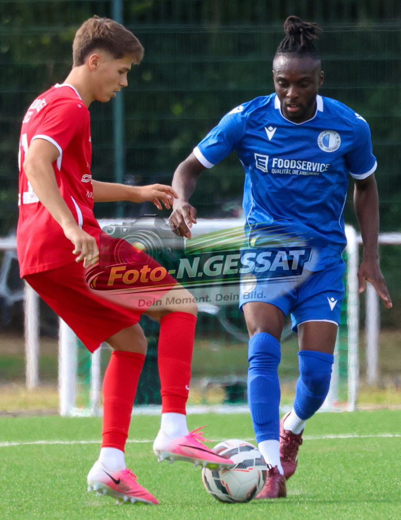 TuS Bardüttingdorf - TuRa Löhne | Auf dem Bild zu sehen: blau SV Löhne-Obernbeck: Sunday Ajala ; rot SG FA Herringhausen/Eickum: Ole SawitzkiSV Löhne-Obernbeck, SG FA Herringhausen/Eickum, Saison 26/27, Fistelmann SuperCup - Realisiert mit Pictrs.com