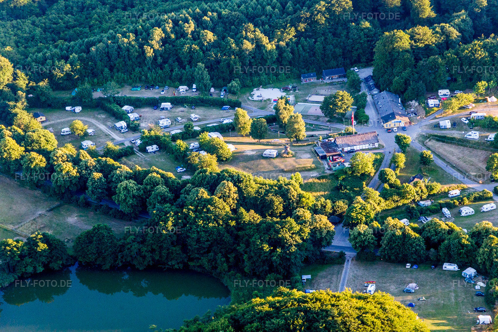 Luftbild: Borre (DK), Møns Klint Resort og Camping in Borre im Bundesland Sjælland in Dänemark. Foto: IMG_108690.jpg vom 04.07.2018 durch Werner Riehm/FLY-FOTO.de