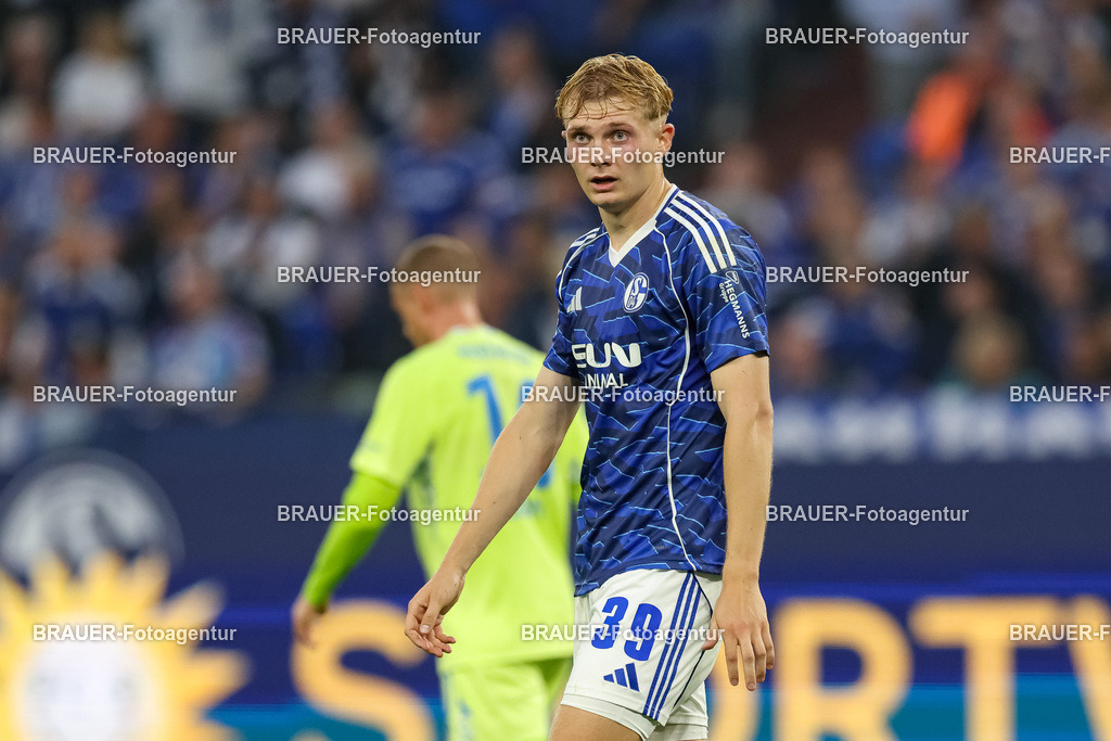1_S04BER_20250801_2140.JPG -  - FC Schalke 04 - Hertha BSC Berlin - 2. Bundesliga | Gelsenkirchen, Deutschland, 01.08.25: Peter Remmert (FC Schalke 04) schaut waehrend des Spiels der 2. Bundesliga zwischen FC Schalke 04 - Hertha BSC Berlin in der Veltins-Arena am 01. August 2025 in Gelsenkirchen, Deutschland. (Foto von Stefan Brauer/Brauer-Fotoagentur)DFB/DFL REGULATIONS PROHIBIT ANY USE OF PHOTOGRAPHS AS IMAGE SEQUENCES AND/OR QUASI-VIDEO.