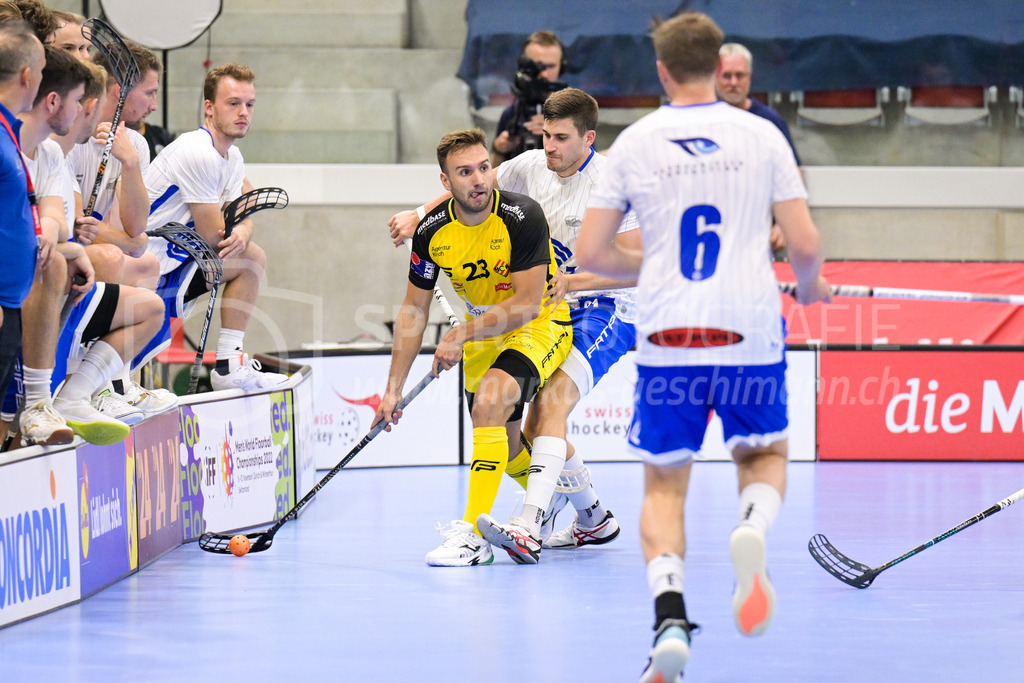 GC Unihockey vs HC Rychenberg - 27. August 2022 | GC Unihockey vs HC Rychenberg
AXA Arena, Winterthur
Tobias Studer (#23 HC Rychenberg) bedrängt von Paolo Riedi (#21 GC Unihockey).
Bild: Sportfotografie Markus Aeschimann | www.markus-aeschimann.ch - Realisiert mit Pictrs.com