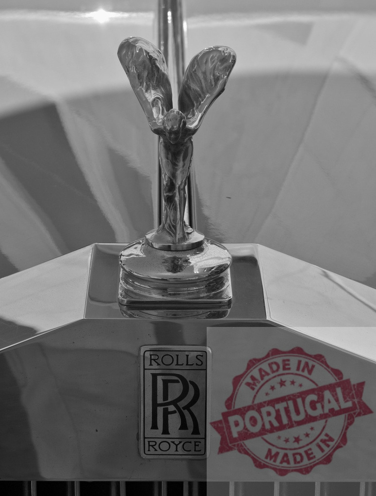 Spirit of Ecstasy hood ornament shining on Rolls Royce classic car | Close-up view of the iconic Spirit of Ecstasy figurine adorning a Rolls Royce, showcasing luxury and prestige - Realisiert mit Pictrs.com