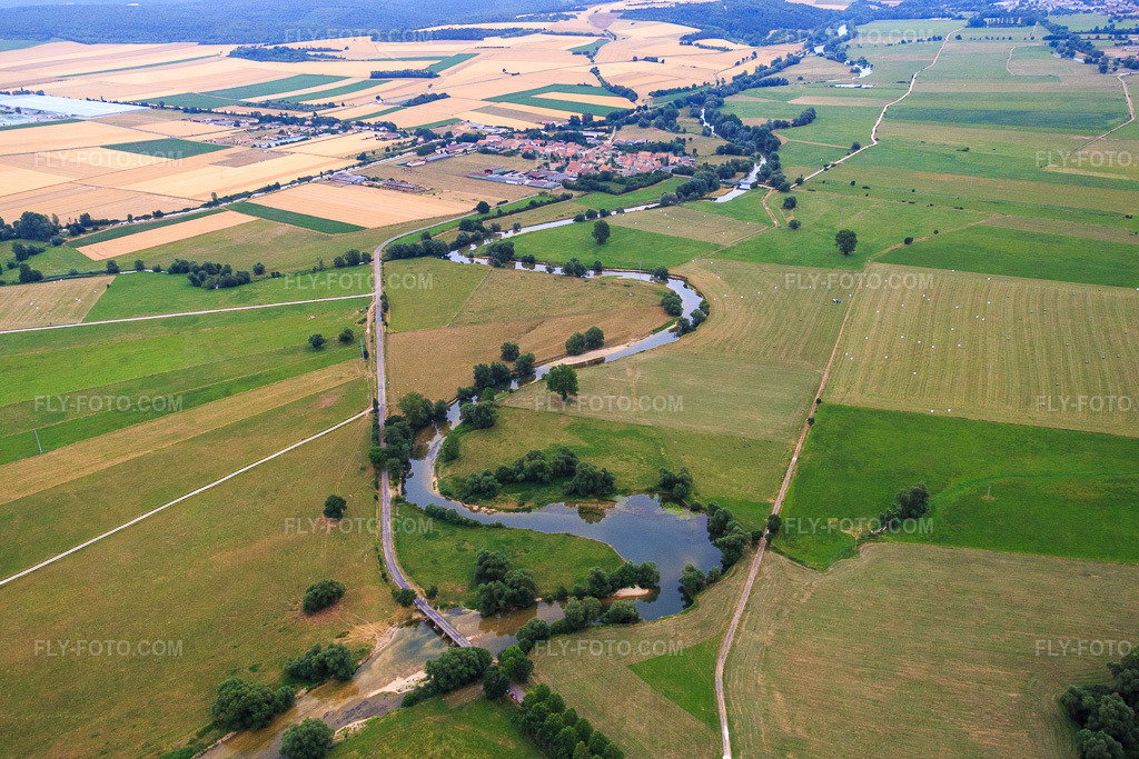 Aerial view: Meuse meanders between meadows in Dompcevrin in the state Meuse, France. – Photo: IMG_083376.jpg taken on 07/12/2015 by Werner Riehm/FLY-FOTO.com – Resolution of the original: 5166 x 3444 px