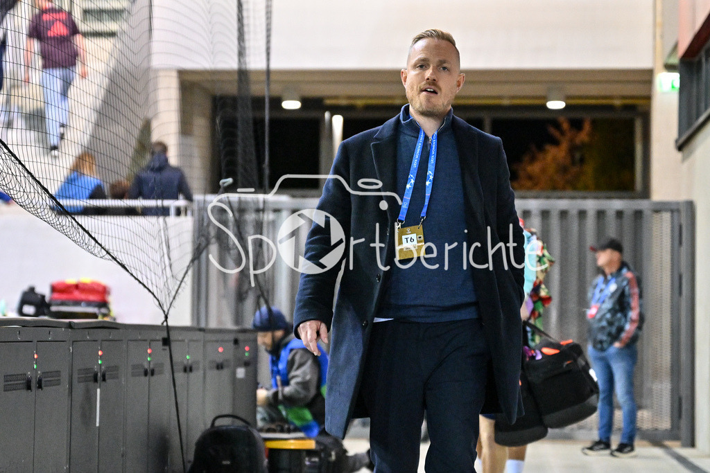 FC Bayern München Frauen - Arsenal London Frauen | im Bild Jonas EIDEVALL Trainer Arsenal London Frauen / enttaeuscht nach der Partie in Muenchen / Freisteller / Einezlfoto / UEFA Womens Champions League: FC Bayern München Frauen - Arsenal London Frauen, FC Bayern Campus am 09.10.2024