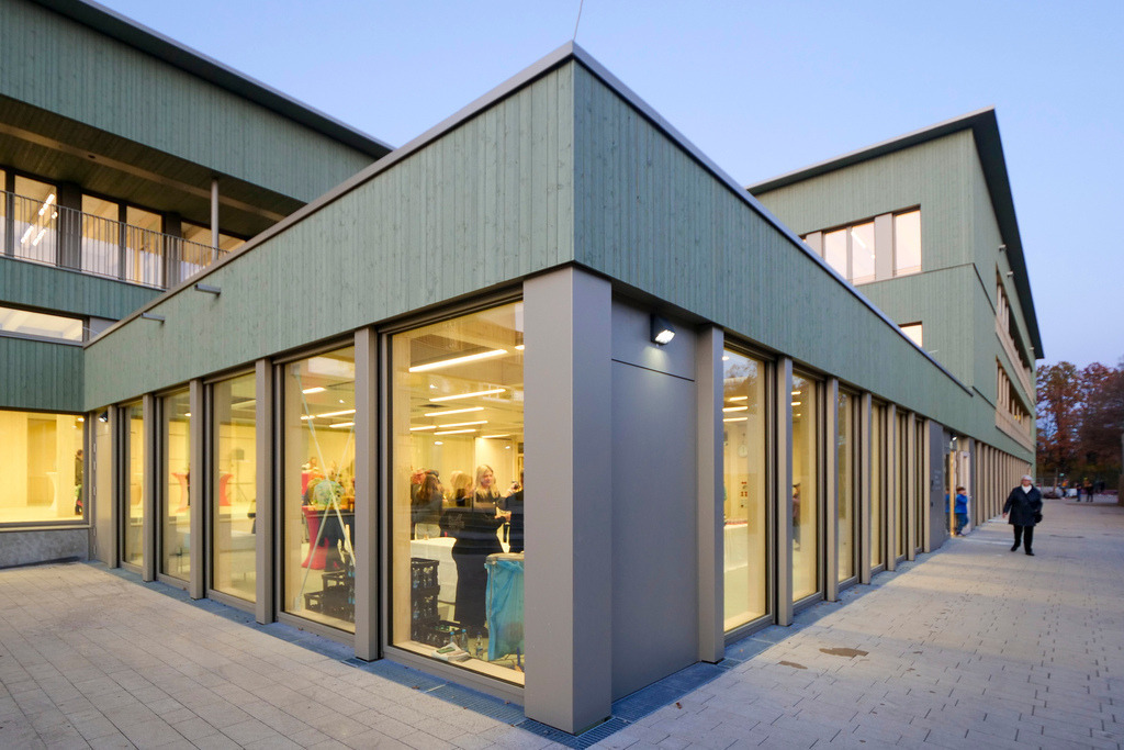 Grundschule | Ditzingen - Die neue Grundschule in Ditzingen wird offiziell zur Doris-Leibinger-Schule, mit Nicola Leibinger-Kammüller und Oberbürgermeister Michale Makurath - Realisiert mit Pictrs.com