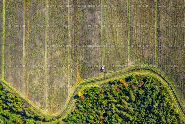 Schmallenberg220903645BadFredeburg-2 | , Luftbild, Feldarbeit, Traktor auf Feld, landwirtschaftliche Arbeit, SprÃ¼hmittel, Wormbach, Schmallenberg, Sauerland, Nordrhein-Westfalen, Deutschland