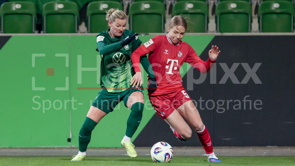 Fussball, Google Pixel Frauen-Bundesliga, VfL Wolfsburg - 1. FC Köln | v.li.: Alexandra Popp (VfL Wolfsburg, 11) und Celina Degen (1. FC Köln, 5) im Zweikampf, Duell, Dynamik, Aktion, Action, Spielszene, DIE DFB-RICHTLINIEN UNTERSAGEN JEGLICHE NUTZUNG VON FOTOS ALS SEQUENZBILDER UND/ODER VIDEOÄHNLICHE FOTOSTRECKEN. DFB REGULATIONS PROHIBIT ANY USE OF PHOTOGRAPHS AS IMAGE SEQUENCES AND/OR QUASI-VIDEO.