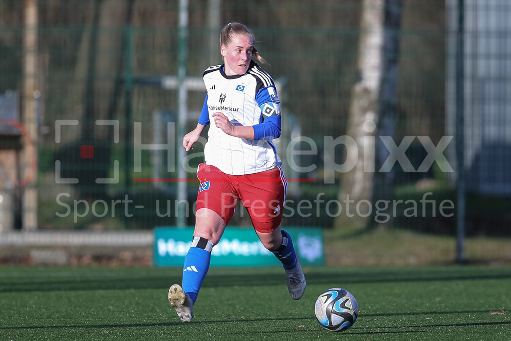 Fussball, Testspiel Frauen, Hamburger SV - Kolding IF | v.li.: Sarah Stöckmann (Hamburger SV, 22) am Ball, Freisteller, Einzelbild, Ganzkörper, Aktion, Action, Spielszene