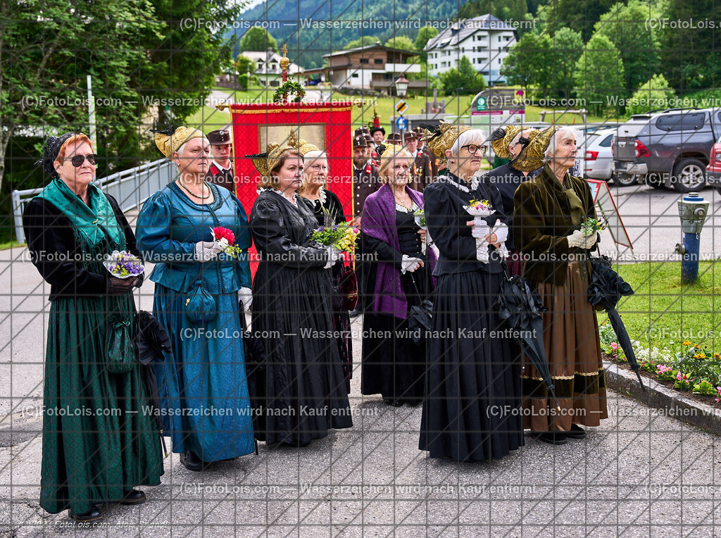 ALP7696_Fronleichnam_Lackenhof_Goldhaubengruppe | (C)FotoLois.com, Alois Spandl. FRONLEICHNAM in Lackenhof mit Pfarrer Norbert Burmettler, Musikkapelle, Feuerwehr, Goldhaubengruppe und vielen LackenhoferInnen, Do 30. Mai 2024.