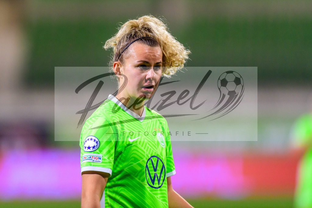 WOBJUV20211118_160 | Fussball, Frauen: Lena Lattwein (VfL Wolfsburg) schaut bei dem Spiel der UEFA Women´s Champions League zwischen VfL Wolfsburg und Juventus Turin im AOK-Stadion am 18.11.2021 in Wolfsburg, Deutschland. - Realisiert mit Pictrs.com