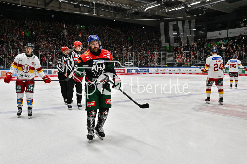 Augsburger Panther - Düsseldorfer EG | Jubel der Panther nach dem Treffer zum 3-1 durch Jason BAST (Augsburger Panther #45) / Tor / Torschuetze / Freude / Happy / DEL: Augsburger Panther - Duesseldorfer EG, Curt Frenzel Stadion am 04.03.2025