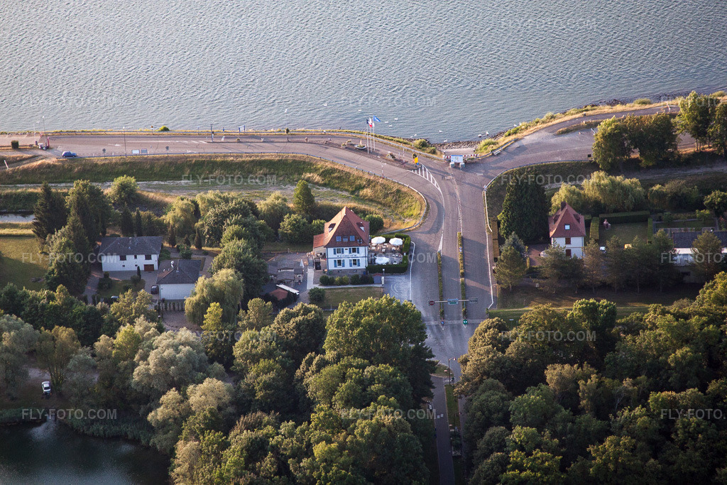 Aerial view: View of the town in Drusenheim in the state Bas-Rhin, France.Photo: IMG_68022.jpg taken on 06/19/2014 by Werner Riehm/FLY-FOTO.comResolution of the original: 4752 x 3168 px
