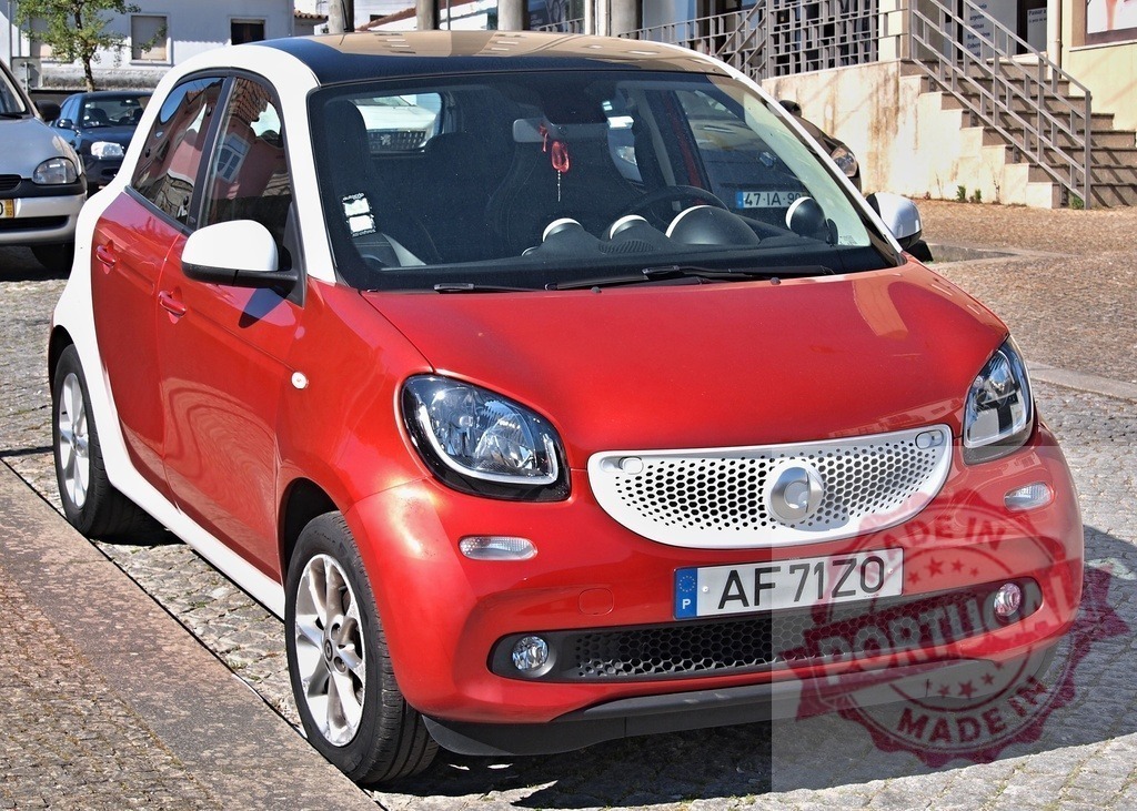 Smart Forfour compact car parked on city street | Smart Forfour car with red and white body parked on a cobbled city street - Realized with Pictrs.com