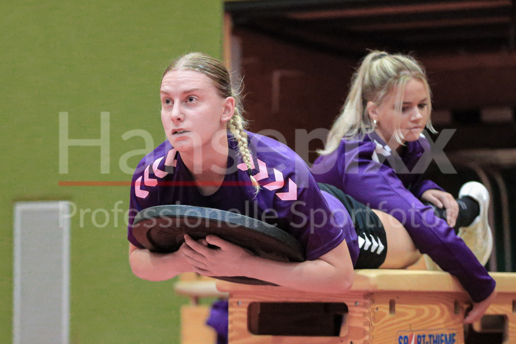 Handball, 2. Bundesliga Frauen, Training SV Werder Bremen | v.li.: Meike Becker (SV Werder Bremen, 17) bei einer Übung, Trainingsübung