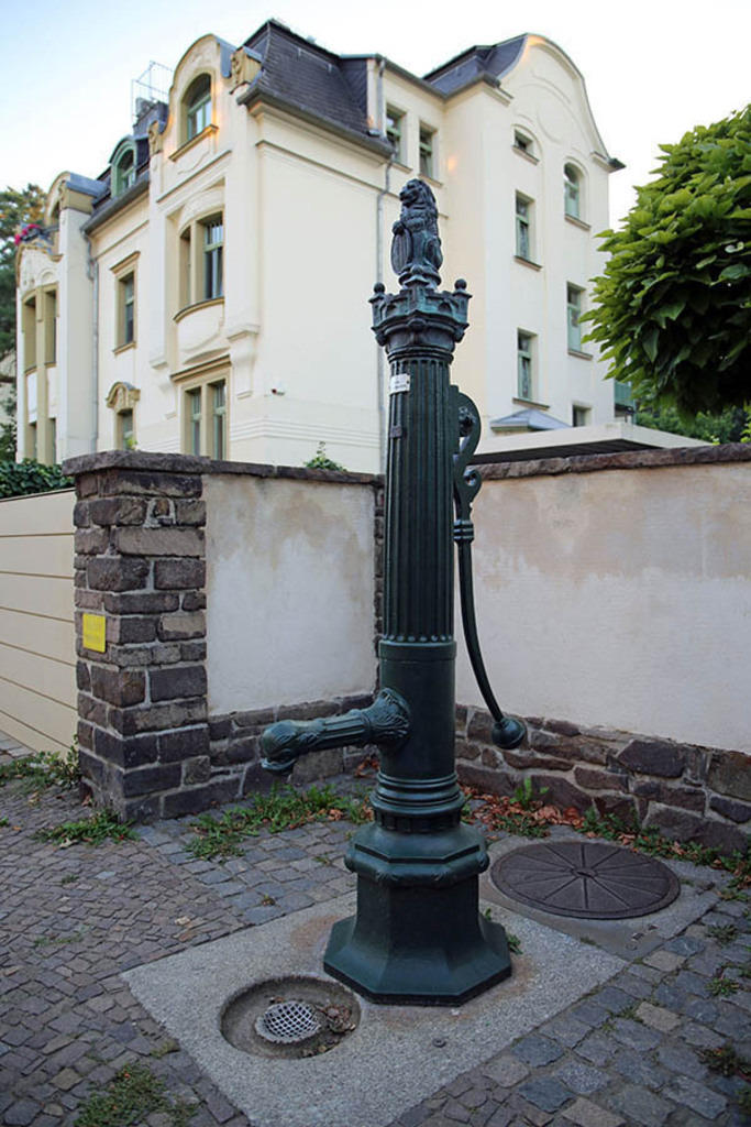 Foto: Leipzig - Handschwengelpumpe - Typ Kleiner Löwe - Gräfestraße 7 | Das Team hinter BILDLEXIKON LEIPZIG bündelt historische wie aktuelle Informationen über die Stadt Leipzig in Text und Bild auf einer Plattform und stellt diese der interessierten Öffentlichkeit zur Verfügung.