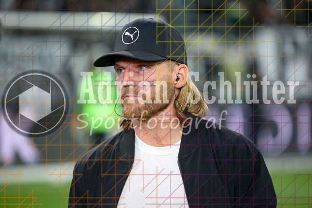 Borussia Mönchengladbach vs SC Freiburg - Bundesliga  | Mönchengladbach, Deutschland, 05.10.25:   Trainer Eugen Polanski (Borussia Mönchengladbach) schaut waehrend des Spiels der Bundesliga zwischen Borussia Mönchengladbach vs SC Freiburg im Stadion im Borussia Park(Foto von Brauer-Fotoagentur / Adrian Schlueter)