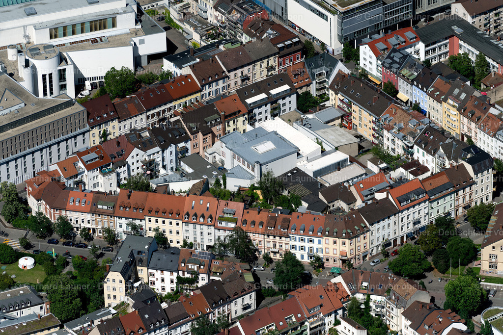 4033380 | FREIBURG IM BREISGAU 30.06.2020 Wohngebiet der Mehrfamilienhaussiedlung mit Wohn- und Geschäftshäusern zwischen Sedanstraße - Wilhelmstraße - Belfortstraße - Moltkestraße in Freiburg im Breisgau im Bundesland Baden-Württemberg, Deutschland. Weiterführende Informationen bei: Stadt Freiburg im Breisgau. // Residential area of the multi-family house settlement in Sedanquartier in Freiburg im Breisgau in the state Baden-Wuerttemberg, Germany. Further information at: Stadt Freiburg im Breisgau. Foto: Gerhard Launer