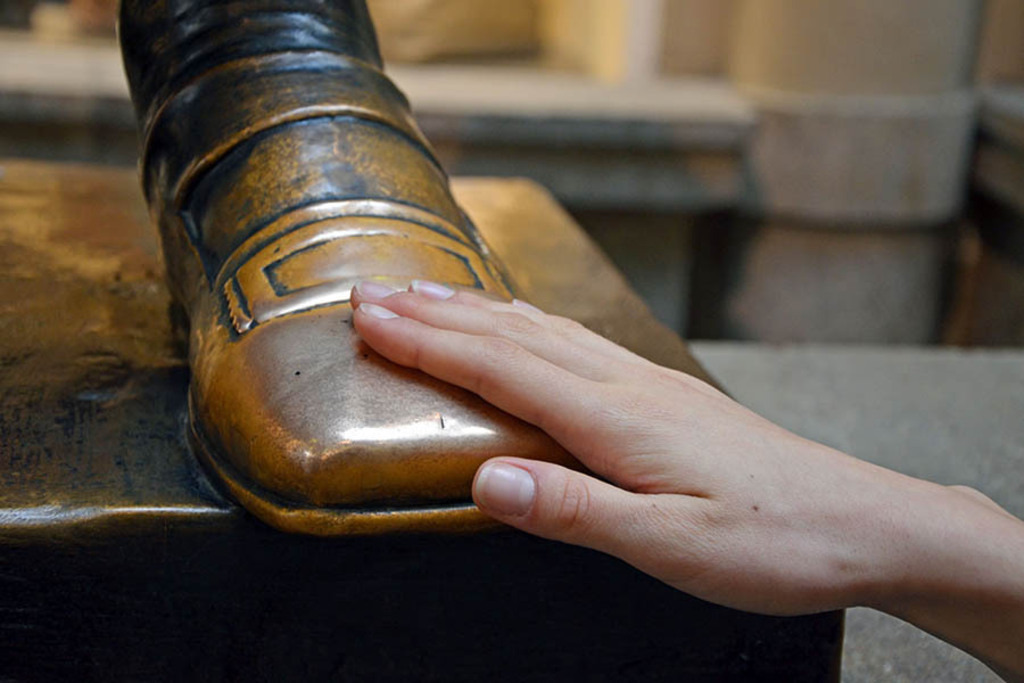 Foto: Leipzig - Faust-Skulpturen in der Mädler Passage - Schuh von Faust | Das Team hinter BILDLEXIKON LEIPZIG bündelt historische wie aktuelle Informationen über die Stadt Leipzig in Text und Bild auf einer Plattform und stellt diese der interessierten Öffentlichkeit zur Verfügung.