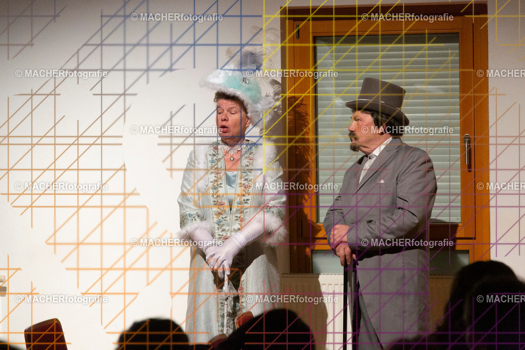 243_MFL-2025 | Portraitbilder von Regisseur; Darsteller; Techniker; Maske; Kostüme; Chor; Musiker; Bilderserie der Generalprobe und der Premierenvorstellung, Szenenbilder; Ausdrucksstudien; Bühnenüberblick; Bühnenkulissen; Pressefotos inkl. Redaktionsfoto Darstellergruppe.