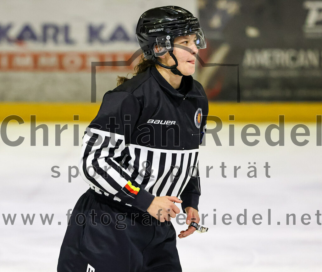 2023-01-06_041_TSV_Erding_gegen_ERV_Schweinfurt | Erding, Deutschland, 06.01.2023:
Eishockey, Bayernliga 2022 / 2023, 26. Spieltag, TSV Erding gegen ERV Schweinfurt, Endergebnis: 7:3

Linienrichterin Lara Fischer

Foto: Christian Riedel / fotografie-riedel.net