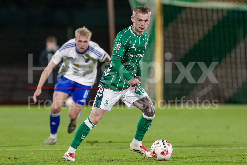 Fussball, Regionalliga Nord, SV Werder Bremen II - BSV Kickers Emden | Isak Hansen-Aaroen (Aaröen, SV Werder Bremen II, 48) am Ball, Einzelbild, Ganzkörper, Aktion, Action, Spielszene