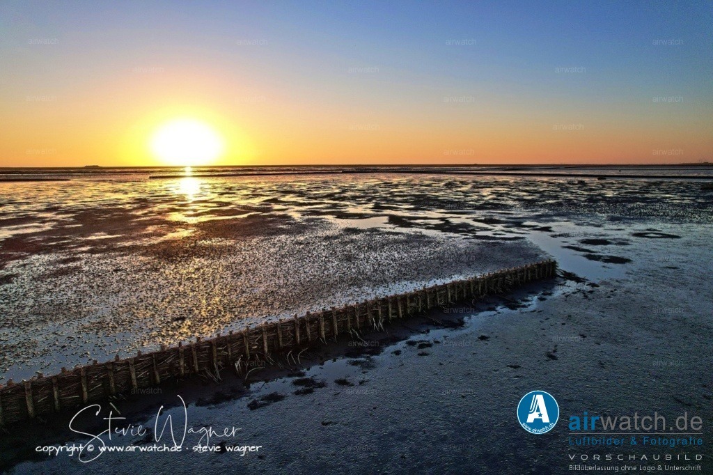 Nordsee, Nordfriesland, Beltringharderkoog, Luettmoorsee, Holmer Siel, Landgewinnung | Landgewinnung & Küstenschutz in Nordfriesland - Einige der wichtigsten Maßnahmen zur Landgewinnung und Küstenschutz in Nordfriesland sind:Deiche und Lahnungen: Diese Strukturen helfen, die Küste zu sichern und neue Landflächen zu gewinnen.Sedimentablagerung: Durch die Ablagerung von Sedimenten an der Küste kann neue Landfläche geschaffen werden.Vorlandmanagement: Das Management des Vorlandes, also des Bereichs zwischen der Küste und der Meereslinie, ist wichtig für die Landgewinnung und den Küstenschutz.Naturschutz: Die Schaffung von Naturschutzgebieten wie dem Nationalpark Schleswig-Holsteinisches Wattenmeer sichert die Biodiversität und den Ökosystemzustand der Region.