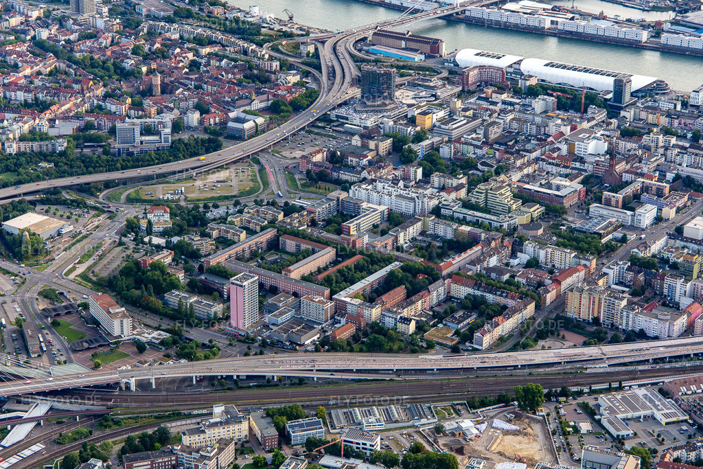 Luftbild: Hochstraßen B44 und B37 im Abriss/Neubau im Ortsteil Mitte in Ludwigshafen im Bundesland Rheinland-Pfalz in Deutschland. Foto: IMG_142804.jpg vom 19.07.2024 durch Werner Riehm/FLY-FOTO.de