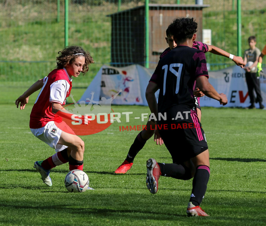 AUSTRIA U15 - MEXICO U15 | FABIAN SILBER (Austria #10) James Artega (Mexico #19) ; AUSTRIA U15 - MEXICO U15 am 29.04.2022 in Arnoldstein
(Sportplatz), AUSTRIA, (Photo by Ernst Krawagner sport-fan.at) - Realisiert mit Pictrs.com