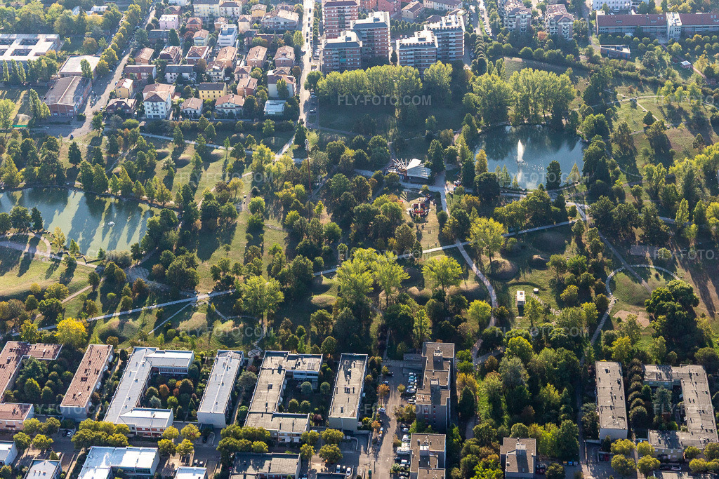 Aerial view: Parco Giovanni Amendola in Modena in the state Modena, Italy. – Photo: IMG_134886.jpg taken on 09/20/2022 by Werner Riehm/FLY-FOTO.com – Resolution of the original: 5472 x 3648 px – Parco urbano Amendola Sud Modena