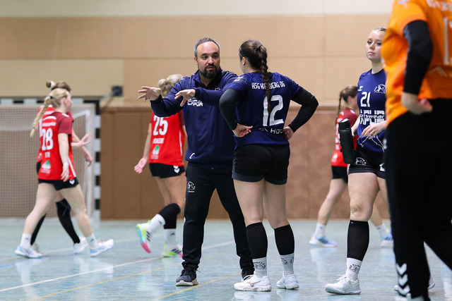Handball I Damen I Saison 2025-2026 I Verbandsliga Süd I HSG Kalkberg 06 - MTV Dänischenhagen I 14.12.2025.115 | v.l. Benjamin Busch (Trainer, HSG Kalkberg 06), Juliane Steffens (12, HSG Kalkberg 06) - Realisiert mit Pictrs.com