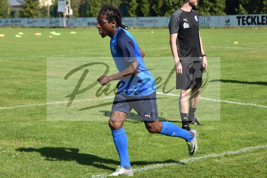 TRASFL20200715_0102 | Fussball, Herren: Testspieler Rio Momo in Aktion bei der Trainingseinheit von SF Lotte im Sportpark am Lotter Kreuz am 15.07.2020 in Lotte, Deutschland. - Realisiert mit Pictrs.com