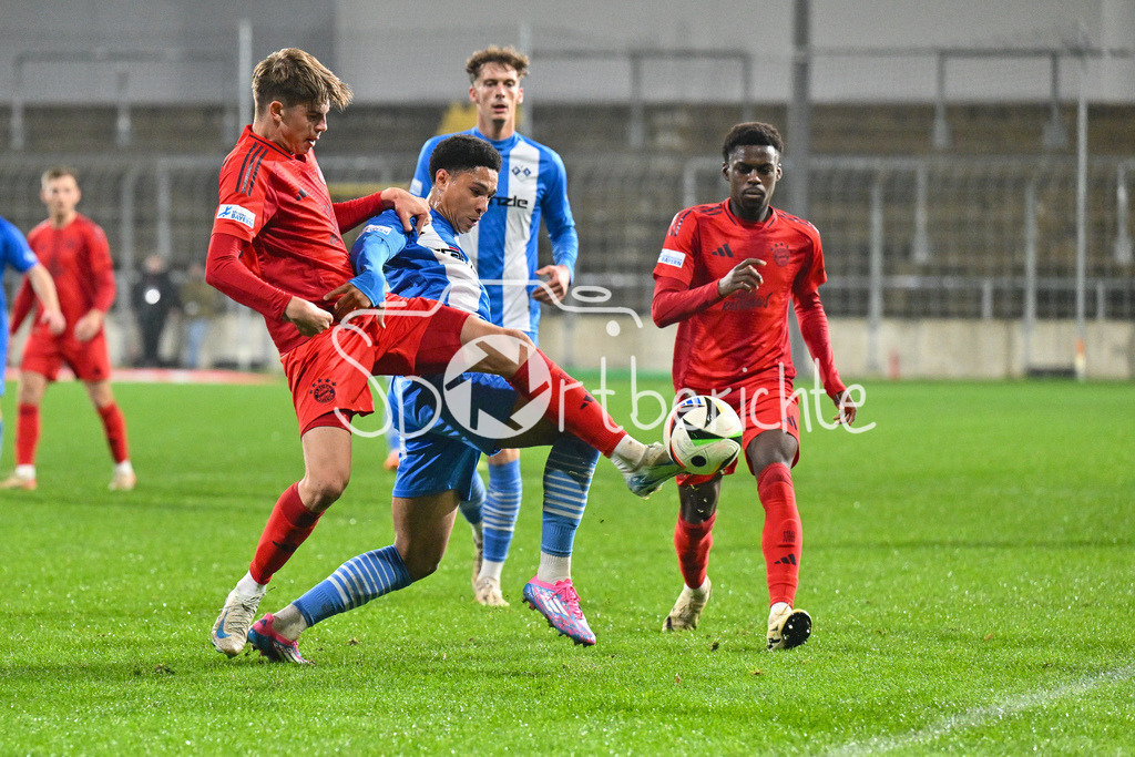 FC Bayern Amateure - FV Illertissen | im Duell Guido DELLA ROVERE (FC Bayern München II #15) und David UDOGU (FV Illertissen #23) / zweikampf / Noel ASEKO NKILI (FC Bayern München II #16)