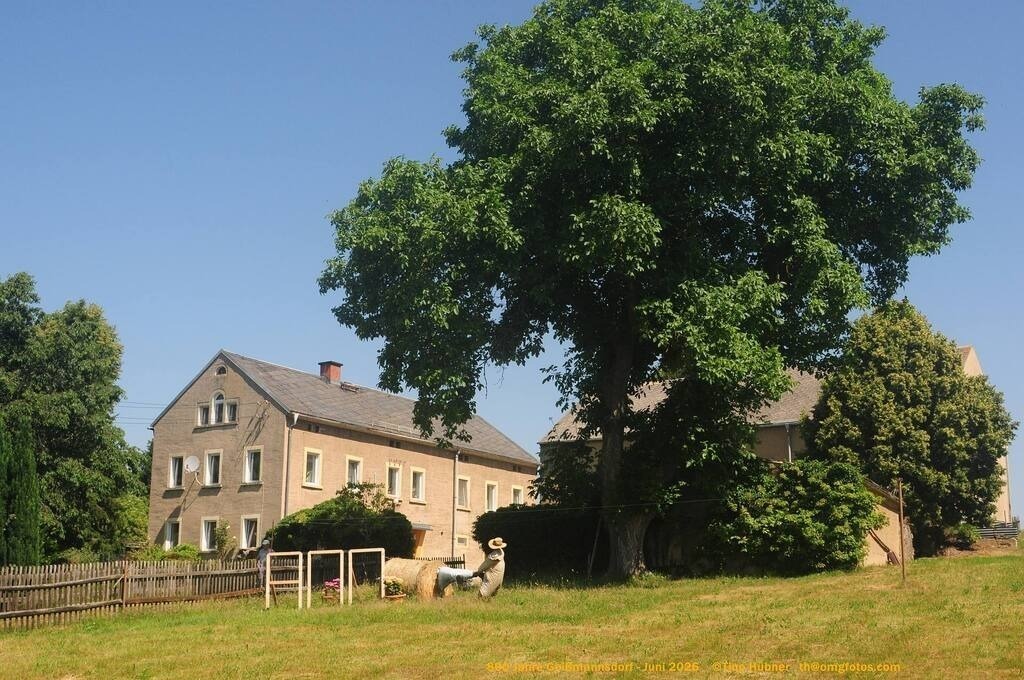 Geißmannsdorf-2026-Ortsbilder-042 | Geißmannsdorf bei Bischofswerda im Sommer 2026. Ein fotografischer Streifzug durch das Dorf Geißmannsdorf, mit Gebäuden, Straßen, Strohpuppen und geschmückten Vorgärten und Grundstücken anlässlich der 800-Jahr-Feier von Geißmannsdorf im Juni 2026 - Realisiert mit Pictrs.com