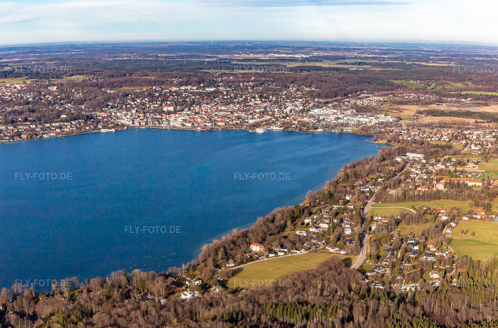 Luftbild: Ortsansicht von Südosten im Ortsteil Percha in Starnberg im Bundesland Bayern in Deutschland. Foto: IMG_139539-Pano.jpg vom 27.12.2023 durch Werner Riehm/FLY-FOTO.de – Auflösung des Originals: 5547 x 3662 px