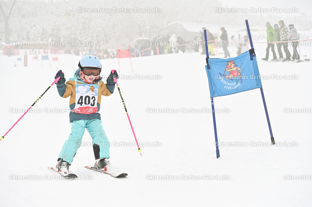 SRF_20.02.2026_0167 | Skirennfotos,Serfaus,Fiss,Ladis,Kinderskirennen,Winter,Tirol,Oberland,skirace,SFL,feelfree,weil wir's genießen,ski,Ski,skifahren,Sonnenplateau, - Realisiert mit Pictrs.com
