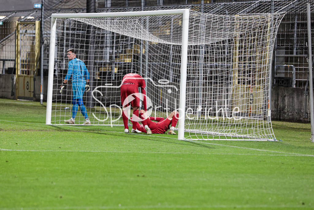 Türkgücü München - FC Bayern Amateure | Niedergeschlagene Hausherren, nach der Niederlage gegen den FC BAyern