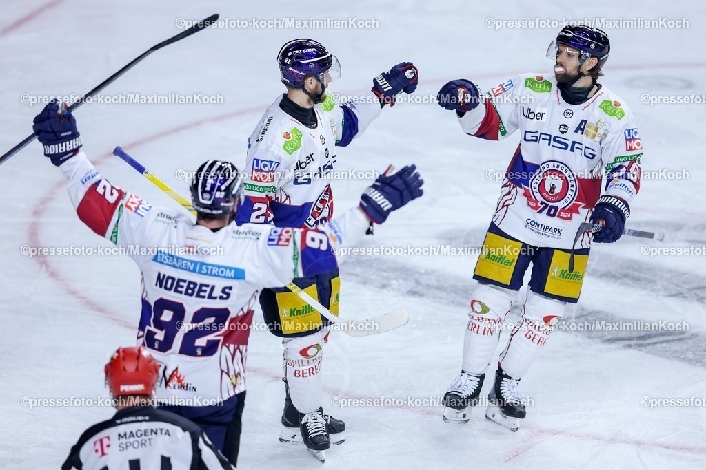 KEC23042501066 | 23.04.2025, Eishockey, DEL Finale Play-offs, Kölner Haie - Eisbären Berlin, Finale Spiel 3, Lanxess-Arena Köln: Torjubel nach dem Tor zum 3:0 durch Torschütze Manuel Wiederer (Eisbaeren Berlin #21) zusammen mit Zach Boychuk (Eisbaeren Berlin #89) 