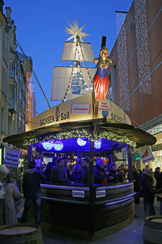 Leipziger Weihnachtsmarkt | Das Team hinter BILDLEXIKON LEIPZIG bündelt historische wie aktuelle Informationen über die Stadt Leipzig in Text und Bild auf einer Plattform und stellt diese der interessierten Öffentlichkeit zur Verfügung.
