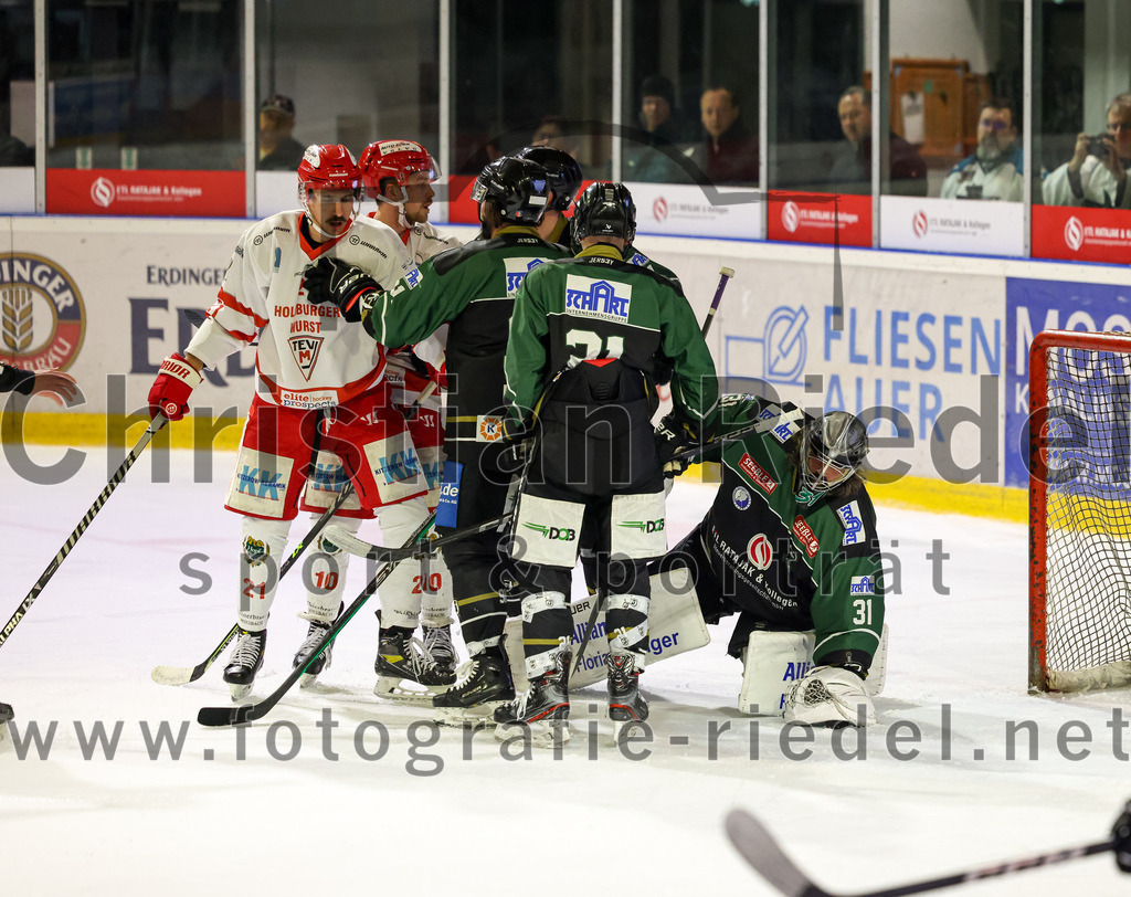 2023-03-10_034_TSV_Erding_gegen_TEV_Miesbach | Erding, Deutschland, 10.03.2023:
Eishockey, Bayernliga Playoffs 2022 / 2023, Halbfinale, TSV Erding gegen TEV Miesbach, Endergebnis: 2:0

Felix Feuerreiter (TEV Miesbach, #21), Rudolf Lorenz (Erding Gladiators, #91), Erik Modlmayr (Erding Gladiators, #21), Torwart Christoph Schedlbauer (Erding Gladiators, #31)

Foto: Christian Riedel / fotografie-riedel.net