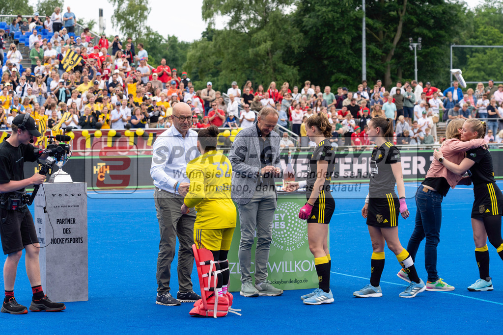 Final4_20250601-1217-HK108383 | Krefeld, Deutschland, 01.06.2025:  Feldhockey Final4 2025 – „Deutsche Feldhockey-Meisterschaften 2025“ Harvestehuder HTC - Düsseldorfer HC (Finale Damen) im Gerd-Wellen-Hockeyanlage am 01.06.2025 in Krefeld, Deutschland. (Foto von Kramhöller/Fehrmann/Kaste)Krefeld, Germany, 01.06.2025: Feldhockey Final4 2025 – „Deutsche Feldhockey-Meisterschaften 2025“ Harvestehuder HTC - Düsseldorfer HC (Finale Damen) in Gerd-Wellen-Hockeyanlage at 01.06.2025 in Krefeld, Deutschland. (Foto from Kramhöller/Fehrmann/Kaste)